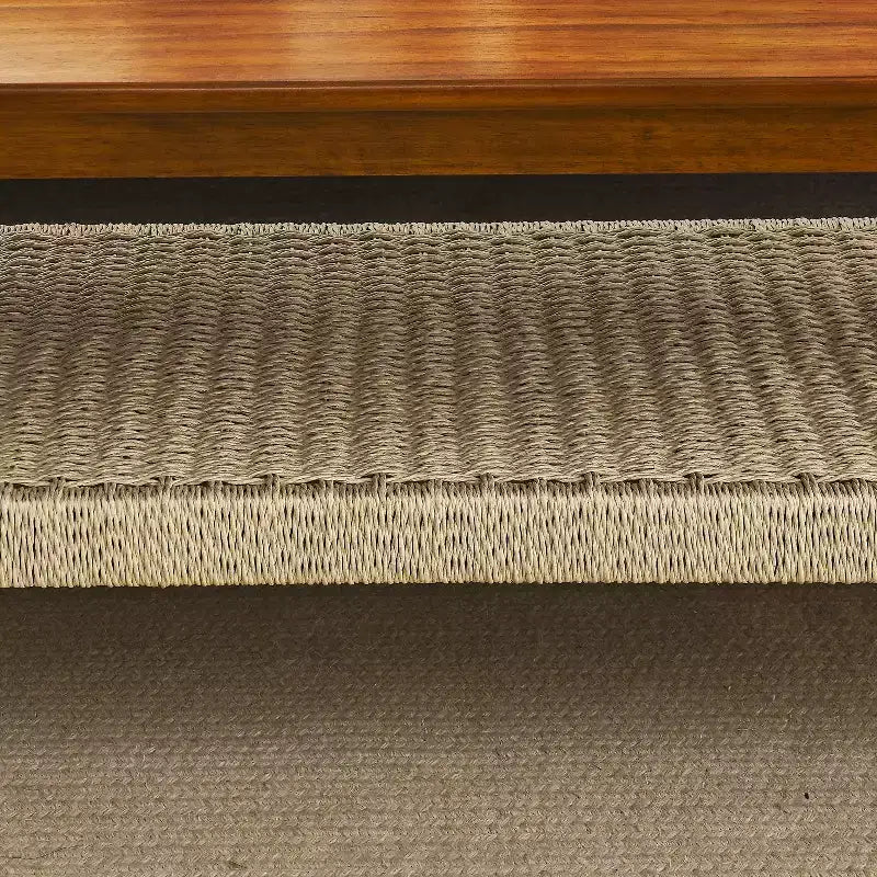 Mesa de centro moderna de mediados de siglo con estante de ratán trenzado