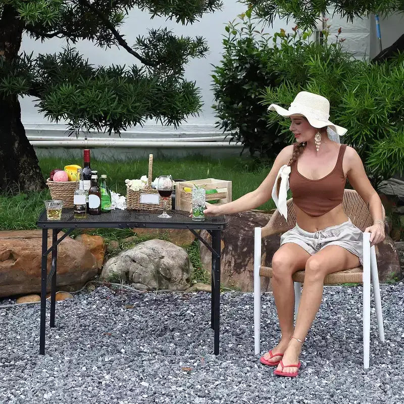Mesa Parrilla Plegable con Tapa de Malla, Altura Ajustable, Mesa de Camping Portátil de Metal para BBQ, Picnic y Cocina al Aire Libre, Negro