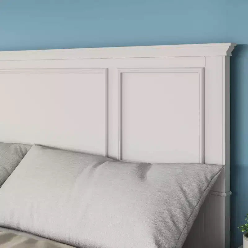 Cabecero de reina blanco roto con detalle de panel elevado