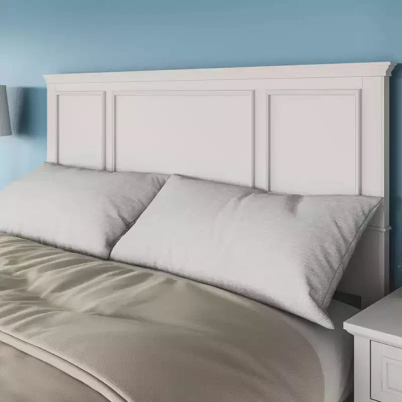Cabecero de reina blanco roto con detalle de panel elevado