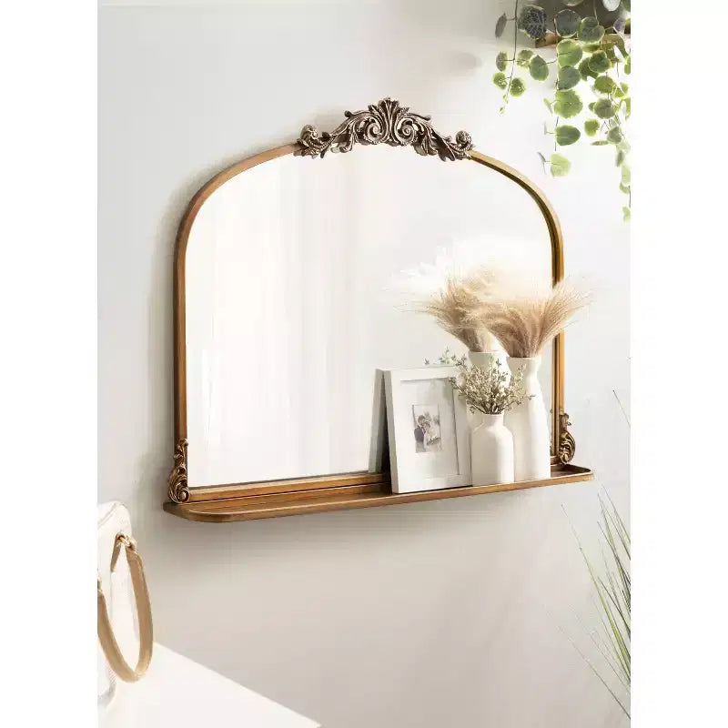 Espejo de pared con marco de metal arqueado y estante, 33 x 26 pulgadas