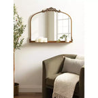 Espejo de pared con marco de metal arqueado y estante, 33 x 26 pulgadas