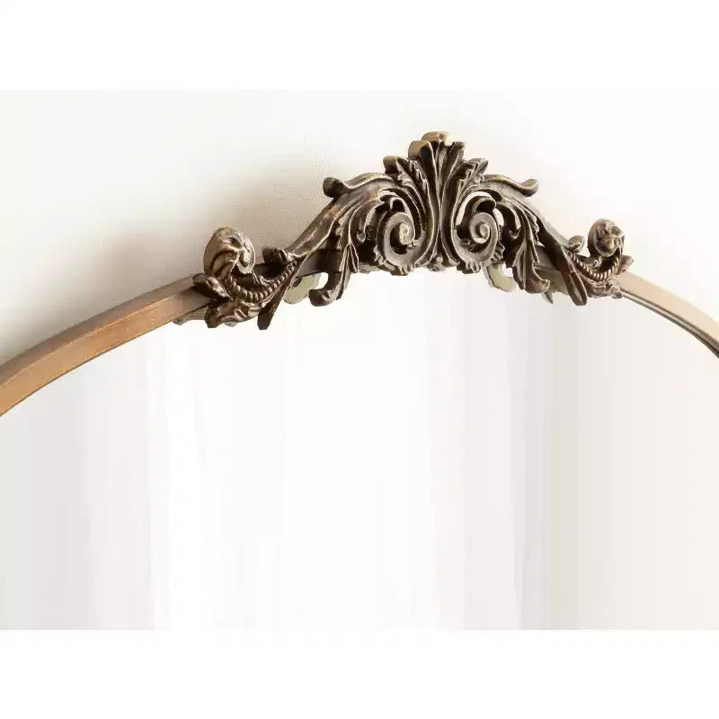 Espejo de pared con marco de metal arqueado y estante, 33 x 26 pulgadas