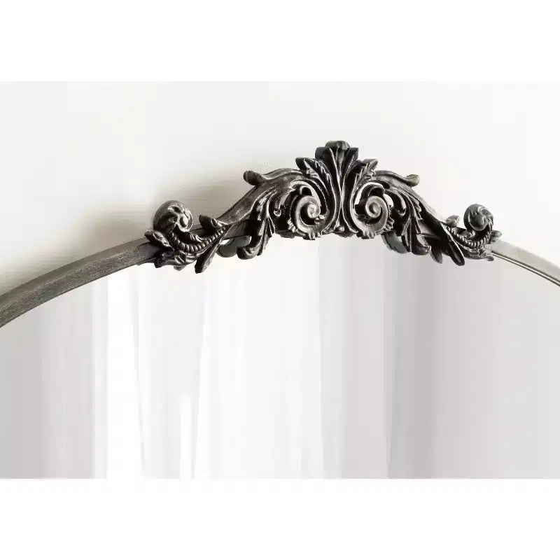 Espejo de pared con marco de metal arqueado y estante, 33 x 26 pulgadas