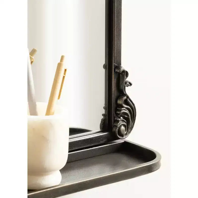 Espejo de pared con marco de metal arqueado y estante, 33 x 26 pulgadas